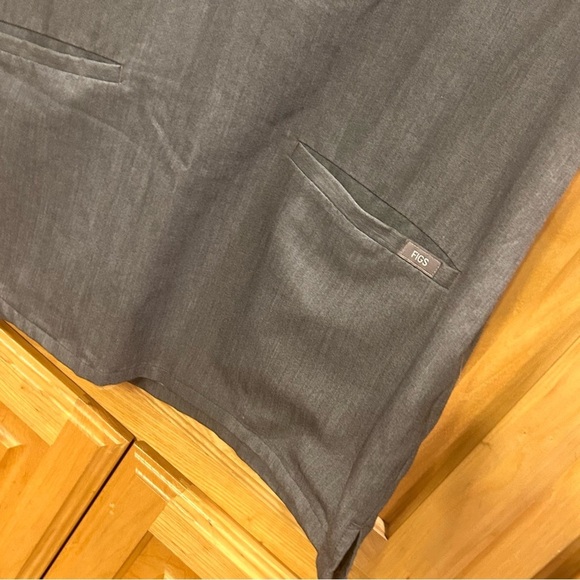 FIGS Casma Three Pocket Top - Picture 3 of 9